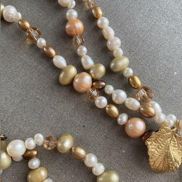 Natural pearl and Swarovski crystal triple strand necklace with gold leaf - Picture 10 of 10